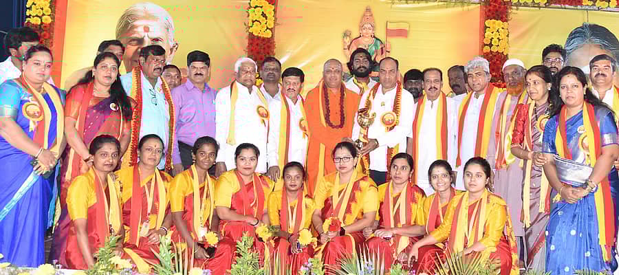 <div class="paragraphs"><p>ತುಮಕೂರಿನಲ್ಲಿ ಭಾನುವಾರ ಕನ್ನಡಸೇನೆ ಸಂಘಟನೆಯ ಬೆಳ್ಳಿಹಬ್ಬ ಆಚರಿಸಲಾಯಿತು. </p></div>