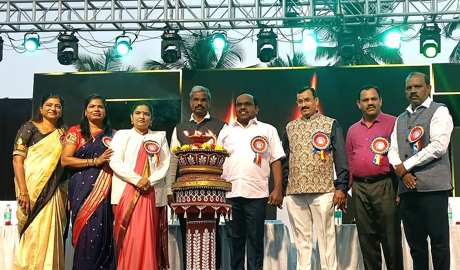 ಸಮಾರಂಭದಲ್ಲಿ (ಎಡದಿಂದ ಬಲಕ್ಕೆ) ಶಾಲೆಯ ಮುಖ್ಯ ಶಿಕ್ಷಕಿಯರಾದ ಸುನಂದಾ ವರ್ಮಾ ಮತ್ತು ಪ್ರೇಮಾ, ಅಧ್ಯಕ್ಷೆ ಸಲ್ಲತ್ ಮೇರಿ ಎ., ಕಾರ್ಯದರ್ಶಿ ಎಂ. ನಾಗೇಗೌಡ, ಎಂ.ವಿ. ಸತೀಶ್, ಖಜಾಂಚಿ ಸಿ.ಎಂ. ಶಿವಕುಮಾರ್, ಕುವೆಂಪು ಕಾಲೇಜಿನ ಪ್ರಾಂಶುಪಾಲ ಕುಮಾರ್, ಸಿಇಓ ಆರೋಗ್ಯಪ್ಪ ಇದ್ದರು