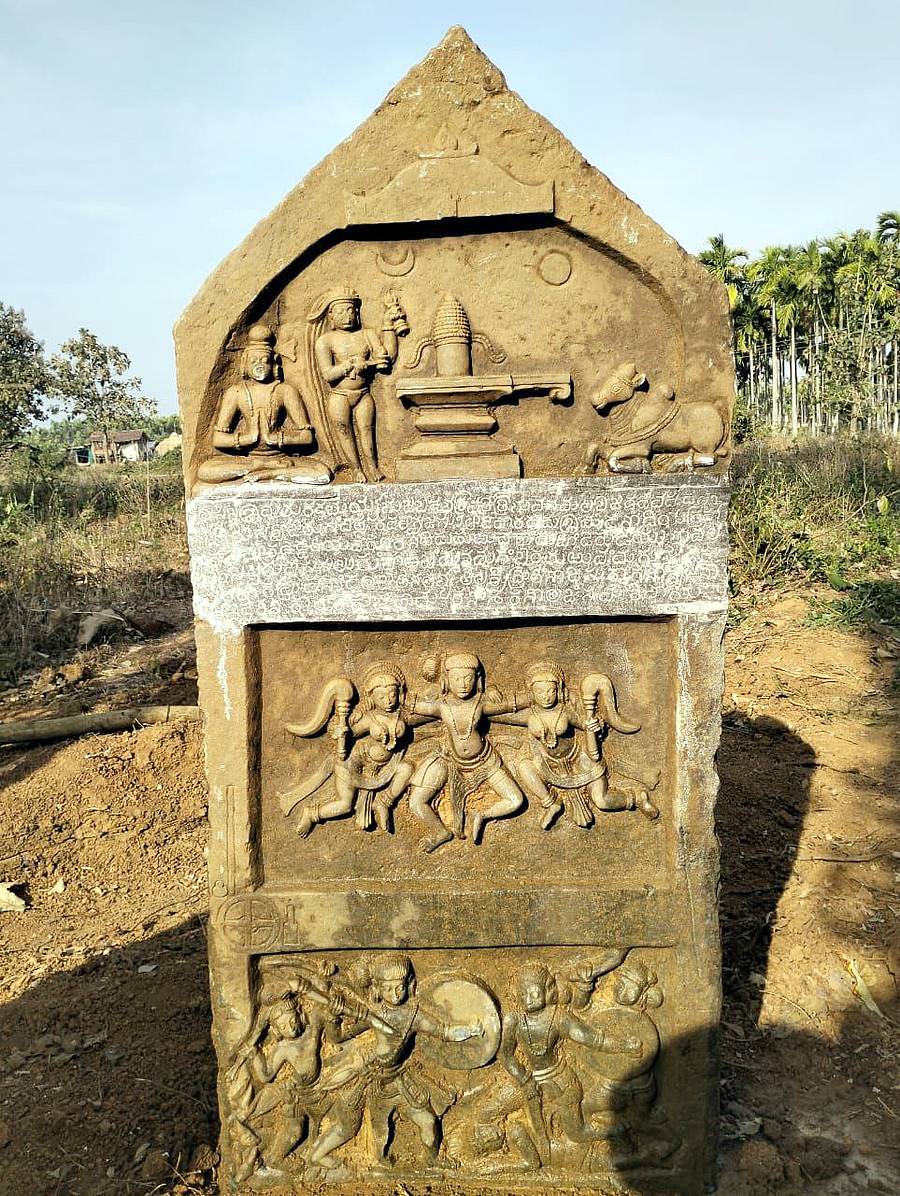 ಶಿಕಾರಿಪುರ ತಾಲ್ಲೂಕು ಹಿರೇಜಂಬೂರಿನ ಪ್ರಭಣ್ಣ ಕೊಂಡೇರ ಜಮೀನಿನಲ್ಲಿ ಶುಕ್ರವಾರ ದೊರೆತಿರುವ 12ನೇ ಶತಮಾನದ ವೀರಗಲ್ಲು