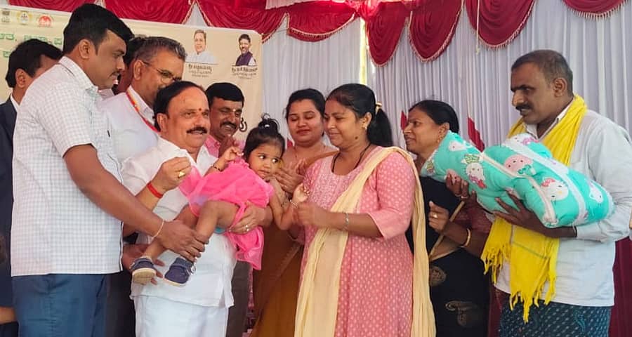 <div class="paragraphs"><p>ಚಿತ್ರದುರ್ಗದ ಜಿಲ್ಲಾ ಆಸ್ಪತ್ರೆ ಆವರಣದಲ್ಲಿ ಮಗುವಿಗೆ ಪಲ್ಸ್ ಪೋಲಿಯೊ ಲಸಿಕೆ ಹಾಕಿದ ಜಿಲ್ಲಾ ಉಸ್ತುವಾರಿ ಸಚಿವ ಡಿ.ಸುಧಾಕರ್</p></div>