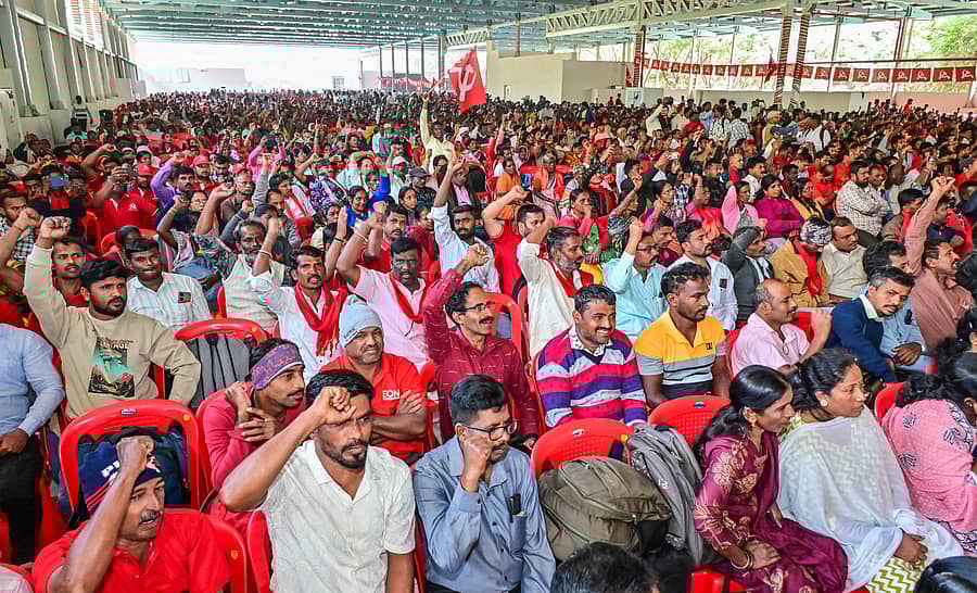 ಬೆಂಗಳೂರಿನ ಸ್ವಾತಂತ್ರ್ಯ ಉದ್ಯಾನದಲ್ಲಿ ಸಿಪಿಎಂ ಆಯೋಜಿಸಿದ್ದ ಪರ್ಯಾಯ ರಾಜಕಾರಣಕ್ಕಾಗಿ ಜನದನಿ ರ್ಯಾಲಿಯಲ್ಲಿ ಭಾಗವಹಿಸಿದ್ದ ಜನಸ್ತೋಮ – ಪ್ರಜಾವಾಣಿ ಚಿತ್ರ