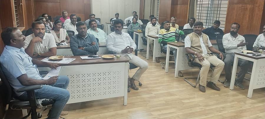 ಹೊಸಕೋಟೆ ನಗರದ ಅಂಬೇಡ್ಕರ್ ವಸತಿನಿಲಯದ ಸಭಾಂಗಣದಲ್ಲಿ ತಾಲ್ಲೂಕಿನ ವಿವಿಧ ದಲಿತ ಸಂಘಟನೆಗಳಿಂದ ಭೀಮ ಕೊರೆಗಾಂವ್ ವಿಜಯೋತ್ಸವದ ಪೂರ್ವಭಾವಿ ಸಭೆ ನಡೆಯಿತು