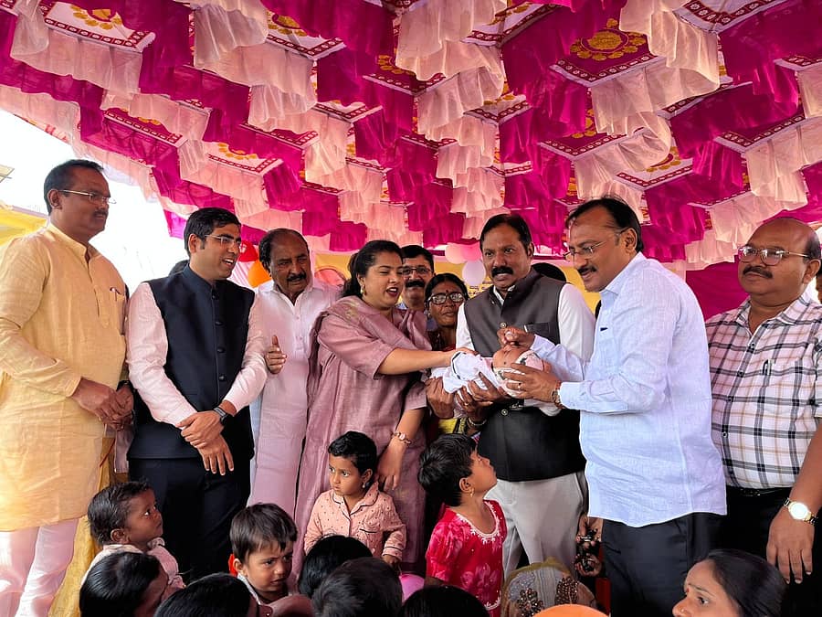 ಪಟ್ಟಣ ಗ್ರಾಮದ ಆಯುಷ್ಮಾನ್ ಆರೋಗ್ಯ ಕೇಂದ್ರದಲ್ಲಿ ಪಲ್ಸ್ ಪೋಲಿಯೊ ಕಾರ್ಯಕ್ರಮಕ್ಕೆ ಶಾಸಕ ಅಲ್ಲಮಪ್ರಭು ಪಾಟೀಲ, ಜಿಲ್ಲಾಧಿಕಾರಿ ಫೌಜಿಯಾ ತರನ್ನುಮ್ ಮತ್ತಿತರ ಗಣ್ಯರು ಮಕ್ಕಳಿಗೆ ಲಸಿಕೆ ಹಾಕುವ ಮೂಲಕ ಚಾಲನೆ ನೀಡಿದರು