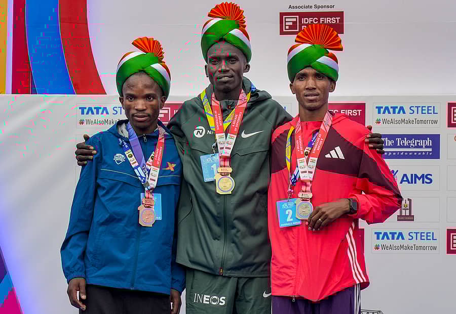<div class="paragraphs"><p>ಟಾಟಾ ಸ್ಟೀಸ್ ಕೋಲ್ಕತ್ತ 25ಕೆ ಓಟದ ವಿಜೇತರು: (ಎಡದಿಂದ) ಕಂಚಿನ ಪದಕ ಗೆದ್ದ ಲೆಸೊತೊದ ತೆಬೆಲ್ಲೊ ರಾಮಕೊಂಗಾನ, ಚಿನ್ನ ಗೆದ್ದ ಯುಗಾಂಡಾದ ಜೋಶುವಾ ಚೆಪ್ಟೇಗಿ ಮತ್ತು ಬೆಳ್ಳಿ ಗೆದ್ದ ತಾಂಜಾನಿಯಾದ ಅಲ್ಫೋಮ್ಸ್ ಫೆಲಿಕ್ಸ್ ಸಿಯುಂಬು. ಪಿಟಿಐ ಚಿತ್ರ</p></div>