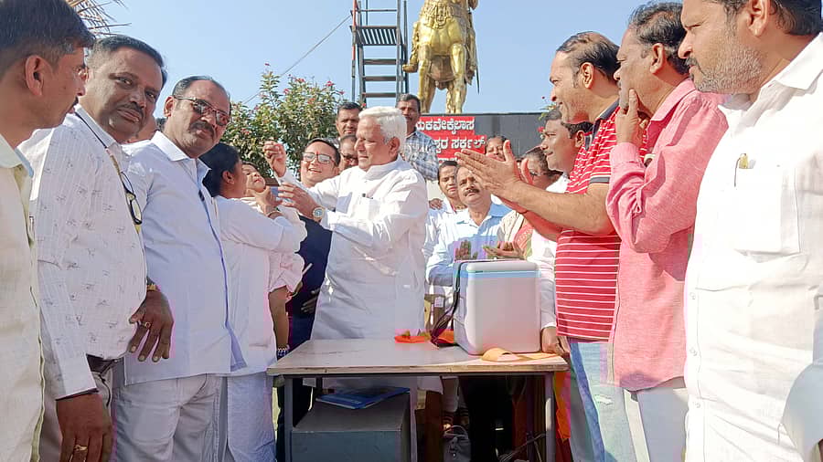 ತೇರದಾಳದಲ್ಲಿ ಹಮ್ಮಿಕೊಂಡಿದ್ದ ಪಲ್ಸ್ ಪೋಲಿಯೊ ಲಸಿಕಾ ಕಾರ್ಯಕ್ರಮಕ್ಕೆ ಶಾಸಕ ಸಿದ್ದ ಸವದಿ ಮಗುವಿಗೆ ಲಸಿಕೆ ಹಾಕುವ ಮೂಲಕ ಚಾಲನೆ ನೀಡಿದರು