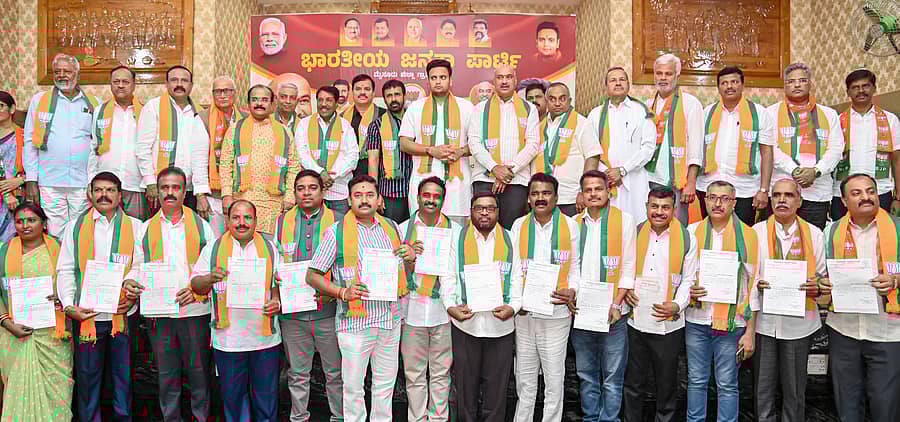 <div class="paragraphs"><p>ಮೈಸೂರಿನ ನೇರಂಬಳ್ಳಿ ಸಾವಿತ್ರಮ್ಮ ಕಲ್ಯಾಣ ಮಂಟಪದಲ್ಲಿ ಭಾನುವಾರ ಸಂಸದ ಯದುವೀರ್ ಕೃಷ್ಣದತ್ತ ಚಾಮರಾಜ ಒಡೆಯರ್ ಹಾಗೂ ಮುಖಂಡರು ಬಿಜೆಪಿ ಗ್ರಾಮಾಂತರ ಜಿಲ್ಲಾ ಘಟಕದ ಪದಾಧಿಕಾರಿಗಳಿಗೆ ನೇಮಕಾತಿ ಪತ್ರಗಳನ್ನು ವಿತರಿಸಿದರು</p></div>