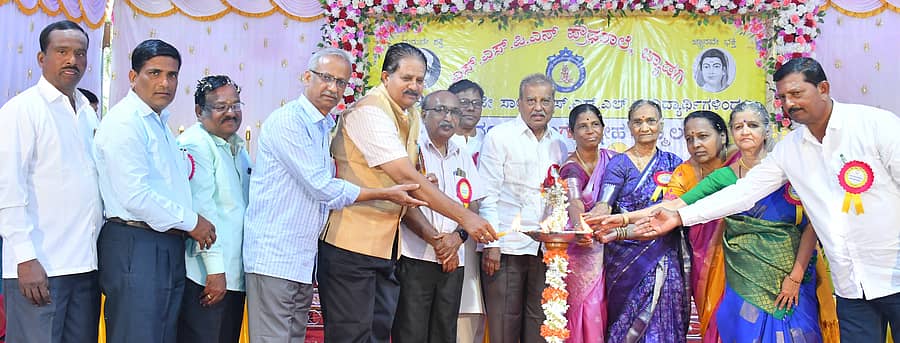 ಬ್ಯಾಡಗಿಯಲ್ಲಿ ಎಸ್‌ಎಸ್‌ಪಿಎನ್‌ ಪ್ರೌಢ ಶಾಲೆಯಲ್ಲಿ 1998–99ರಲ್ಲಿ ಎಸ್‌ಎಸ್‌ಎಲ್‌ಸಿ ಓದಿದ ವಿದ್ಯಾರ್ಥಿಗಳು ಏರ್ಪಡಿಸಿದ್ದ ‘ಗುರುವಂದನಾ ಹಾಗೂ ಸ್ನೇಹ ಸಮ್ಮಿಲನ’ ಕಾರ್ಯಕ್ರಮವನ್ನು ಗಣ್ಯರು ಉದ್ಘಾಟಿಸಿದರು