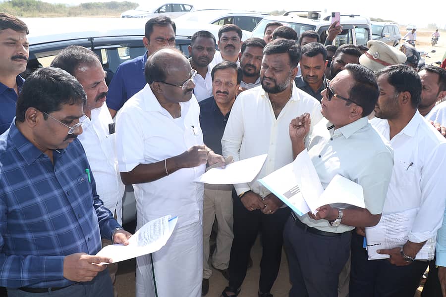 <div class="paragraphs"><p>ಭಾನುವಾರ ಹಾಸನಕ್ಕೆ ಭೇಟಿ ನೀಡಿದ ಕೇಂದ್ರ ಸಚಿವ ಎಚ್.ಡಿ. ಕುಮಾರಸ್ವಾಮಿ, ವಿಮಾನ ನಿಲ್ದಾಣ ಕಾಮಗಾರಿಯ ಕುರಿತು ಅಧಿಕಾರಿಗಳಿಂದ ಮಾಹಿತಿ ಪಡೆದರು. </p></div>