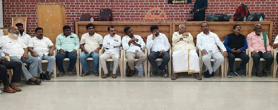 ಕೋಲಾರದಲ್ಲಿ ಶಾಶ್ವತ ನೀರಾವರಿ ಹೋರಾಟ ಸಮಿತಿ ಅಧ್ಯಕ್ಷ ಆರ್.ಆಂಜನೇಯರೆಡ್ಡಿ ನೇತೃತ್ವದಲ್ಲಿ ನಡೆದ ನೀರಾವರಿ ಹೋರಾಟದ ಪೂರ್ವಭಾವಿ ಸಭೆಯಲ್ಲಿ ವಿವಿಧ ಸಂಟನೆಗಳ ಮುಖಂಡರು, ಜನಪ್ರತಿನಿಧಿಗಳು ಪಾಲ್ಗೊಂಡಿದ್ದರು