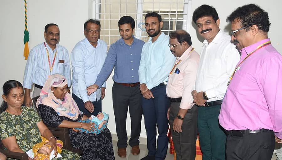 <div class="paragraphs"><p>ದಕ್ಷಿಣ ಕನ್ನಡ ಜಿಲ್ಲೆಯ ಪೊಲಿಯೊ ಹನಿ ಅಭಿಯಾನಕ್ಕೆ ಮಂಜುನಾಥ ಭಂಡಾರಿ ಭಾನುವಾರ ಚಾಲನೆ ನೀಡಿದರು. ಡಾ.ಎಚ್.ಆರ್.ತಿಮ್ಮಯ್ಯ, ದರ್ಶನ್ ಎಚ್.ವಿ, ನರ್ವಾಡೆ ವಿನಾಯಕ ಕಾರ್ಬಾರಿ, ಡಾ.ದುರ್ಗಾಪ್ರಸಾದ್, ಶಾಂತಾರಾಮ ಶೆಟ್ಟಿ ಮತ್ತಿತರರು ಭಾಗವಹಿಸಿದ್ದರು</p></div>