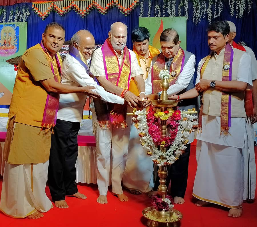 ಶಿರಸಿ ಶೈಕ್ಷಣಿಕ ಜಿಲ್ಲೆಯ ಹವ್ಯಕ ಶಿಕ್ಷಕರ ವೇದಿಕೆ ಮತ್ತು ಹವ್ಯಕ ವೈದಿಕ ಸಂಘಟನೆ ಸಹಯೋಗದಲ್ಲಿ ನಡೆದ ಸಂಸ್ಕಾರೋತ್ಸವವನ್ನು ಶಿವರಾಮ ಹೆಬ್ಬಾರ ಉದ್ಘಾಟಿಸಿದರು