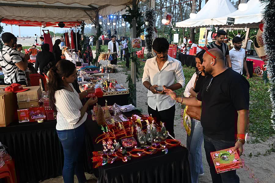 ಕರಾವಳಿ ಉತ್ಸವದ ಅಂಗವಾಗಿ ತಣ್ಣೀರುಬಾವಿ ಕಡಲ ಕಿನಾರೆಯಲ್ಲಿ ಭಾನುವಾರ ಕೇಕ್ ಹಾಗೂ ವೈನ್ ಮೇಳದ ಸೊಬಗು