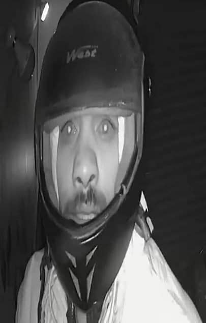 ಕನಕಪುರ ಬೈಪಾಸ್ ರಸ್ತೆಯಲ್ಲಿ ಸರಣಿ ಕಳ್ಳತನ ಮಾಡಿರುವ ಖದೀಮರು ಮುಖ ಕಾಣದಂತೆ ಹೆಲ್ಮೆಟ್ ಧರಿಸಿರುವುದು