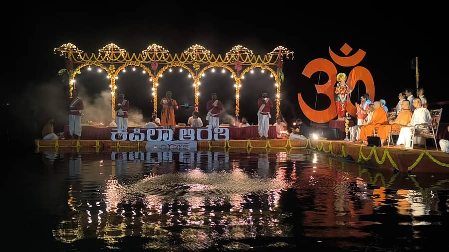 ನಂಜನಗೂಡಿನ ಕಪಿಲಾ ನದಿ ತೀರದ ಸ್ನಾನಘಟ್ಟದಲ್ಲಿ ಯುವ ಬ್ರಿಗೇಡ್ನಿಂದ ಭಾನುವಾರ ಕಪಿಲಾ ಆರತಿ ನೆರವೇರಿತು