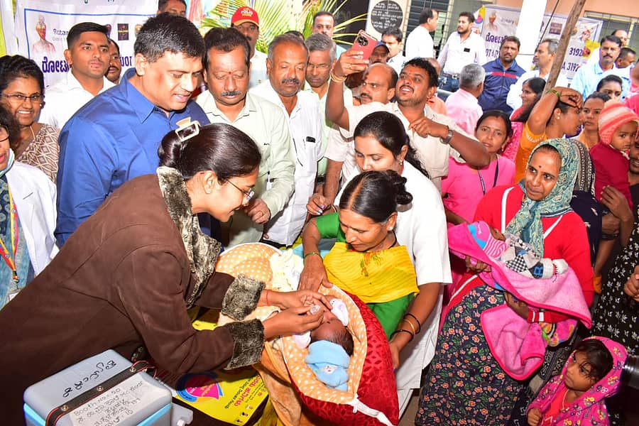 ಮಂಡ್ಯ ನಗರದ ಕಲ್ಲಹಳ್ಳಿ ಸರ್ಕಾರಿ ಹಿರಿಯ ಪ್ರಾಥಮಿಕ ಪಾಠಶಾಲೆಯಲ್ಲಿ ಭಾನುವಾರ ನಡೆದ ಪಲ್ಸ್ ಪೋಲಿಯೊ ಅಭಿಯಾನದಲ್ಲಿ ಜಿಲ್ಲಾ ಪಂಚಾಯಿತಿ ಸಿಇಒ ಕೆ.ಆರ್.ನಂದಿನಿ ಅವರು ಮಗುವಿಗೆ ಲಸಿಕೆ ಹಾಕಿದರು. ಶಾಸಕ ಪಿ.ರವಿಕುಮಾರ್, ಡಿಎಚ್ಒ ಡಾ.ಕೆ.ಮೋಹನ್ ಪಾಲ್ಗೊಂಡಿದ್ದರು