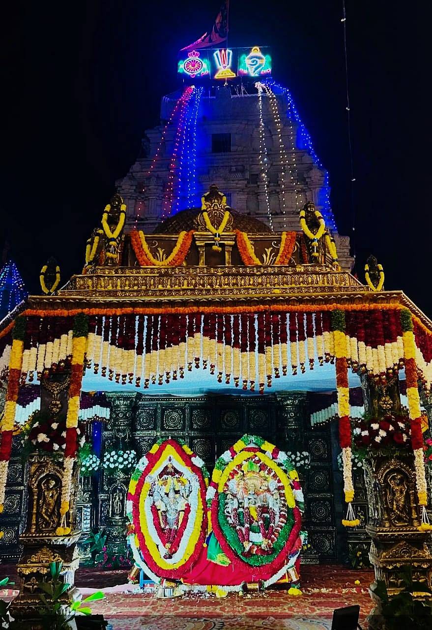 ಹೊಸದುರ್ಗದ ಹೊನ್ನೇನಹಳ್ಳಿ ಗ್ರಾಮದಲ್ಲಿ ಆಂಜನೇಯ ಸ್ವಾಮಿ ಹಾಗೂ ದೇವಪುರ ಗ್ರಾಮದ ಕೆರೆಯಾಗಳಮ್ಮ ದೇವಿಯನ್ನು ಆಕರ್ಷಕ ಮಂಟಪದಲ್ಲಿ ಕೂರಿಸಿರುವುದು