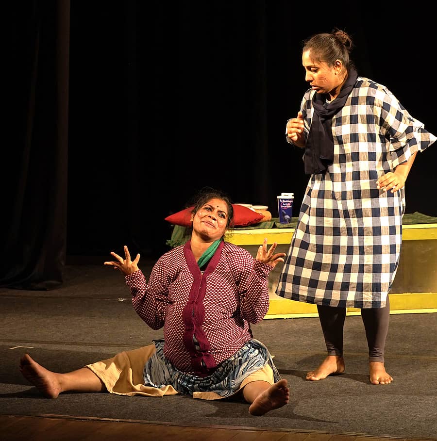 ಮೈಸೂರಿನ ಕಿರುರಂಗಮಂದಿರದಲ್ಲಿ ಭಾನುವಾರ ಮುಕ್ತಾಯವಾದ ‘ನಿರಂತರ ರಂಗ ಉತ್ಸವ’ದಲ್ಲಿ ಶ್ರೀರಂಗಪಟ್ಟಣದ ‘ನಿರ್ದಿಗಂತ’ ಕಲಾವಿದರು ಪ್ರದರ್ಶಿಸಿದ ಶಕೀಲ್‌ ಅಹ್ಮದ್‌ ನಿರ್ದೇಶನದ ‘ಕೊಡಲ್ಲ ಅಂದ್ರೆ ಕೊಡಲ್ಲ’ ನಾಟಕದ ದೃಶ್ಯ 
