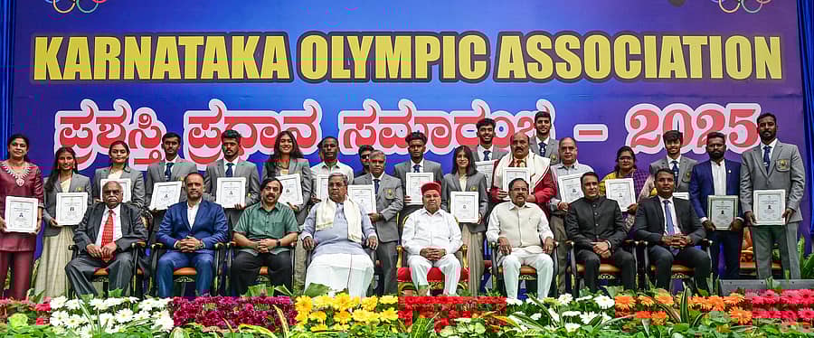 <div class="paragraphs"><p>ಬೆಂಗಳೂರಿನ ಲೋಕಭವನದಲ್ಲಿ ಭಾನುವಾರ 18 ಕ್ರೀಡಾ ಸಾಧಕರಿಗೆ (ನಿಂತವರು) ಕರ್ನಾಟಕ ಒಲಿಂಪಿಕ್ ಸಂಸ್ಥೆಯ ವಾರ್ಷಿಕ ಪ್ರಶಸ್ತಿ ಪ್ರದಾನ ಮಾಡಲಾಯಿತು. </p></div>