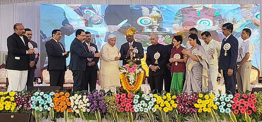 <div class="paragraphs"><p>ಚಿಕ್ಕೋಡಿ ಪಟ್ಟಣದಲ್ಲಿ ₹ 32 ಕೋಟಿ ವೆಚ್ಚದಲ್ಲಿ ನಿರ್ಮಿಸಿದ ನೂತನ ನ್ಯಾಯಾಲಯ ಸಂಕೀರ್ಣ, ವಕೀಲರ ಸಂಘದ ಕಟ್ಟಡ ಹಾಗೂ ಉಬ್ಬು ಶಿಲ್ಪ ಅನಾವರಣವನ್ನು ಜ್ಯೋತಿ ಬೆಳಗಿಸುವ ಮೂಲಕ ಭಾರತದ ಸರ್ವೋಚ್ಛ ನ್ಯಾಯಾಲಯದ ನ್ಯಾಯಮೂರ್ತಿ ಪ್ರಸನ್ನ ಬಿ ವರಾಳೆ ಉದ್ಘಾಟಿಸಿದರು. </p></div>