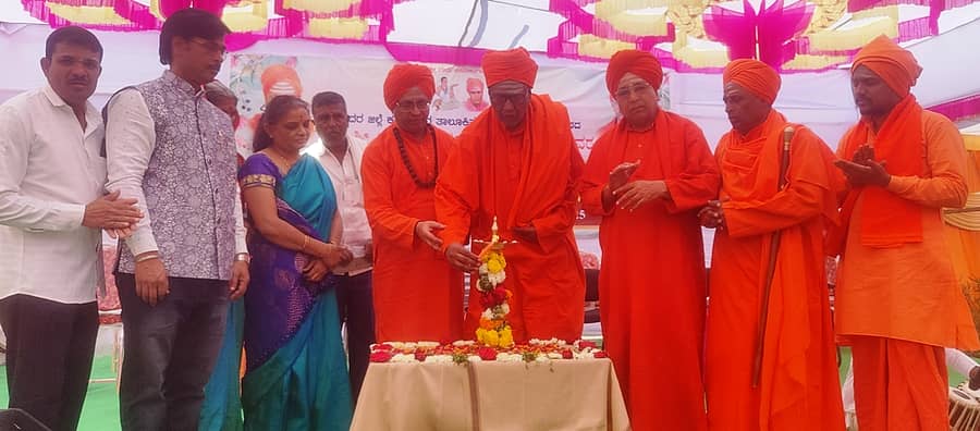 ಫೋಟೋ ಕ್ಯಾಪ್ಷನ್ : 21ಕೆಎಂಎಲ್03 : ಕಮಲನಗರ ತಾಲ್ಲೂಕಿನ ಸೋನಾಳ ಗ್ರಾಮದಲ್ಲಿ ಭಾನುವಾರ ಲಿಂ.ನಿರಂಜನ ಸ್ವಾಮೀಜಿಯವರ 16ನೇ ಪುಣ್ಯಸ್ಮರಣೋತ್ಸವ, ರಥೋತ್ಸವ ಹಾಗೂ ರಾಜ್ಯಮಟ್ಟದ ನಿರಂಜನ ಪ್ರಭು ಪ್ರಶಸ್ತಿ ಸಮಾರಂಭವನ್ನು ಕೊಡಂಗಲ-ಭಾತಂಬ್ರ ಮಠದ ಶಿವಯೋಗಿಶ್ವರ ರಾಜಯೋಗಿಂದ್ರ ಸ್ವಾಮಿಜಿ ಉದ್ಘಾಟಿಸಿದರು.