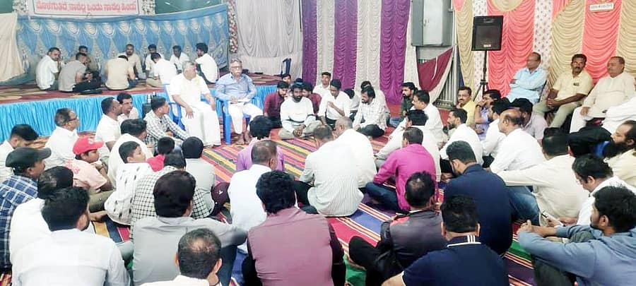 ಬೈಲಹೊಂಗಲ ವಿಜಯಸೋಶಿಯಲ್ ಕ್ಲಬ್ ಆವರಣದಲ್ಲಿ ಭಾನುವಾರ ಸಮಸ್ತ ಹಿಂದೂ ಬಾಂಧವರಿಂದ ಹಿಂದೂ ಸಮಾವೇಶ ಆಯೋಜನೆ ಕುರಿತು ಪೂರ್ವಭಾವಿ ಸಭೆ ನಡೆಯಿತು.