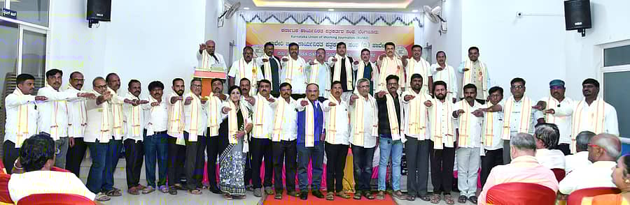 ಹಾವೇರಿ ಸಜ್ಜನರ ಸಭಾಭವನದಲ್ಲಿ ಭಾನುವಾರ ನಡೆದ ಕಾರ್ಯನಿರತ ಪತ್ರಕರ್ತರ ಸಂಘದ ಜಿಲ್ಲಾ ಘಟಕದ ಸಮಾರಂಭದಲ್ಲಿ ನೂತನ ಪದಾಧಿಕಾರಿಗಳು ಪ್ರಮಾಣ ವಚನ ಸ್ವೀಕರಿಸಿದರು