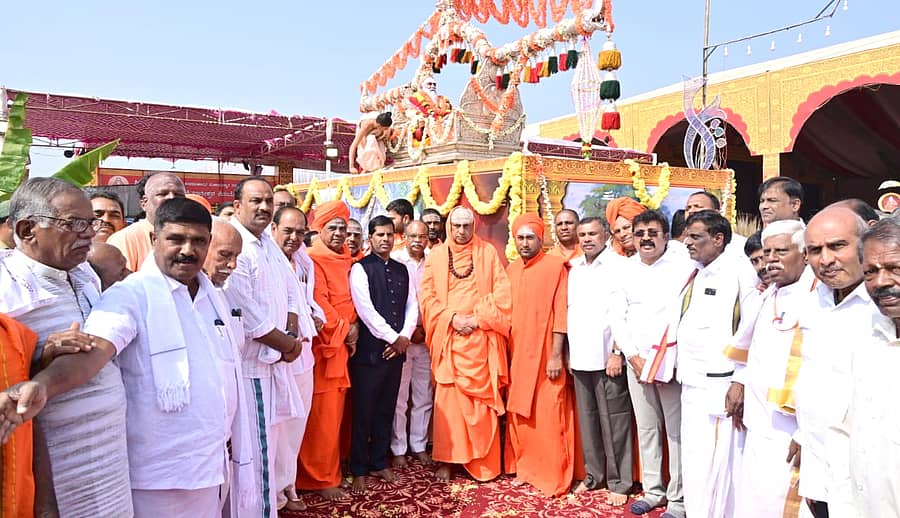 ಮಳವಳ್ಳಿ ಪಟ್ಟಣದಲ್ಲಿ ನಡೆಯುತ್ತಿರುವ ಸುತ್ತೂರು ಶಿವರಾತ್ರೀಶ್ವರ ಶಿವಯೋಗಿಯವರ 1066ನೇ ಜಯಂತ್ಯುತ್ಸದ ಉತ್ಸವಮೂರ್ತಿಯ ಮೆರವಣಿಗೆಗೆ ಸುತ್ತೂರು ಶಿವರಾತ್ರಿ ದೇಶಿಕೇಂದ್ರ ಸ್ವಾಮೀಜಿ ಸಾನ್ನಿಧ್ಯದಲ್ಲಿ ವಿವಿಧ ಮಠಗಳ ಸ್ವಾಮೀಜಿಗಳು ಚಾಲನೆ ನೀಡಿದರು.