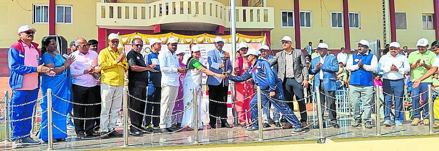 <div class="paragraphs"><p>ಹಾವೇರಿ ಜಿಲ್ಲಾ ಕ್ರೀಡಾಂಗಣದಲ್ಲಿ ಶನಿವಾರ ನಡೆದ ‘ಆರ್ಡಿಪಿಆರ್ ನೌಕರರ ಕ್ರೀಡಾಕೂಟ’ದ ಉದ್ಘಾಟನಾ ಸಮಾರಂಭದಲ್ಲಿ ಜಿಲ್ಲಾಧಿಕಾರಿ ವಿಜಯ ಮಹಾಂತೇಶ ದಾನಮ್ಮನವರ ಹಾಗೂ ಜಿಲ್ಲಾ ಪಂಚಾಯಿತಿ ಸಿಇಒ ರುಚಿ ಬಿಂದಲ್ ಅವರು ಕ್ರೀಡಾಜ್ಯೋತಿ ಸ್ವೀಕರಿಸಿದರು</p></div>