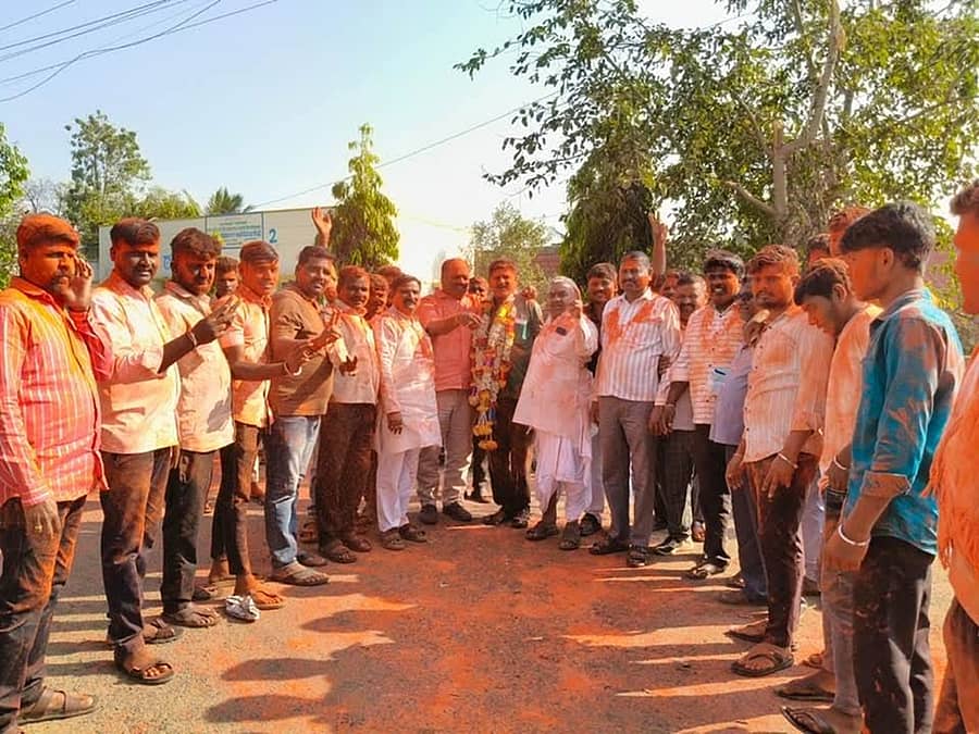 ಮುಧೋಳ ಟಿಎಪಿಸಿಎಂಎಸ್ ಚುನಾವಣೆಯಲ್ಲಿ ಬಿಜೆಪಿ ಬೆಂಬಲಿತರು ಬಹುಮತದಿಂದ ಆಯ್ಕೆಯಾಗಿದ್ದರಿಂದ ಬಿಜೆಪಿ ಕಾರ್ಯಕರ್ತರು ವಿಜಯೋತ್ಸವ ಆಚರಿಸಿದರು