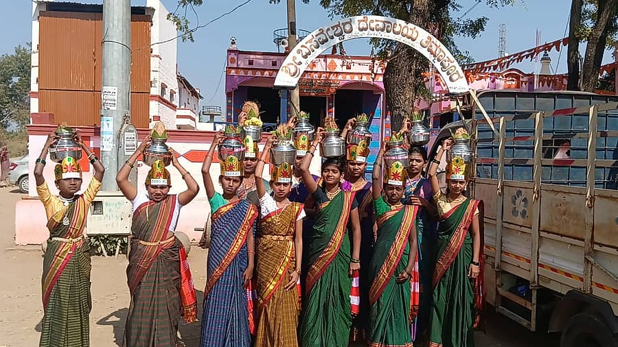 ಹುನಗುಂದ ತಾಲ್ಲೂಕಿನ ತಿಮ್ಮಾಪುರ ಗ್ರಾಮದ ಸರ್ಕಾರಿ ಹಿರಿಯ ಪ್ರಾಥಮಿಕ ಶಾಲೆಯಲ್ಲಿ ನಡೆದ ಮಕ್ಕಳ ಕಲಿಕಾ ಹಬ್ಬದಲ್ಲಿ ವಿದ್ಯಾರ್ಥಿನಿಯರು ಇಳಕಲ್ ಸೀರೆ ತೊಟ್ಟು ಜೊತೆಗೆ ಕುಂಭ ಹೊತ್ತು ಗಮನ ಸೆಳೆದರು