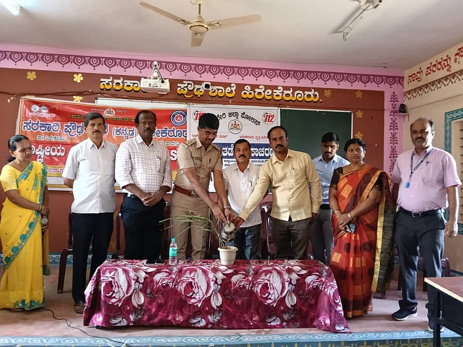 ಹಿರೇಕೆರೂರ ಪಟ್ಟಣದ ಸರ್ಕಾರಿ ಪ್ರೌಢಶಾಲೆಯಲ್ಲಿ ಶನಿವಾರ ಪೊಲೀಸ್ ಇಲಾಖೆ ವತಿಯಿಂದ ನಡೆದ ಅಪರಾಧ ತಡೆ ಮಾಸಾಚರಣೆಯ ಕಾರ್ಯಕ್ರಮವನ್ನು ಹಿರೇಕೆರೂರ ಪೊಲೀಸ್ ಠಾಣೆಯ ಪಿಎಸ್‌ಐ ನೀಲಪ್ಪ ನರಲಾರ ಉದ್ಘಾಟಿಸಿದರು
