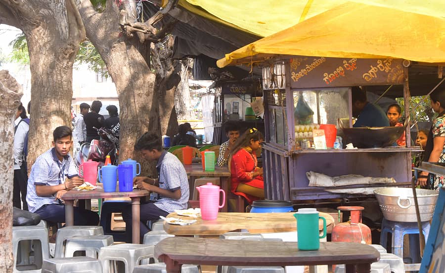 <div class="paragraphs"><p>ಚಿತ್ರದುರ್ಗದ ಜಿಲ್ಲಾ ಕ್ರೀಡಾಂಗಣದ ರಸ್ತೆಯಲ್ಲಿ ತಲೆ ಎತ್ತಿರುವ ಎಗ್ರೈಸ್ ಅಂಗಡಿಗಳು </p></div>