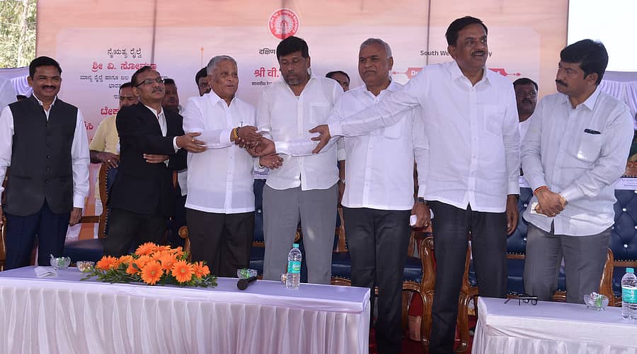 ಮಾಲೂರು ತಾಲ್ಲೂಕಿನ ಟೇಕಲ್ನಲ್ಲಿ ಭಾನುವಾರ ರೈಲ್ವೆ ಖಾತೆ ರಾಜ್ಯ ಸಚಿವ ವಿ.ಸೋಮಣ್ಣ ಲೆವೆಲ್ ಕ್ರಾಸಿಂಗ್ನ ಮೇಲ್ಸೇತುವೆಯನ್ನು ಉದ್ಘಾಟಿಸಿದರು. ಎಂ.ಮಲ್ಲೇಶ್ ಬಾಬು, ಕೆ.ವೈ.ನಂಜೇಗೌಡ, ಇಂಚರ ಗೋವಿಂದರಾಜು, ಎಂ.ಎಲ್.ಅನಿಲ್ ಕುಮಾರ್, ಅಶುತೋಷ್ ಸಿಂಗ್, ಪರೀಕ್ಷಿತ್, ಪ್ರೇಮ್ ನಾರಾಯಣ ಪಾಲ್ಗೊಂಡಿದ್ದರು