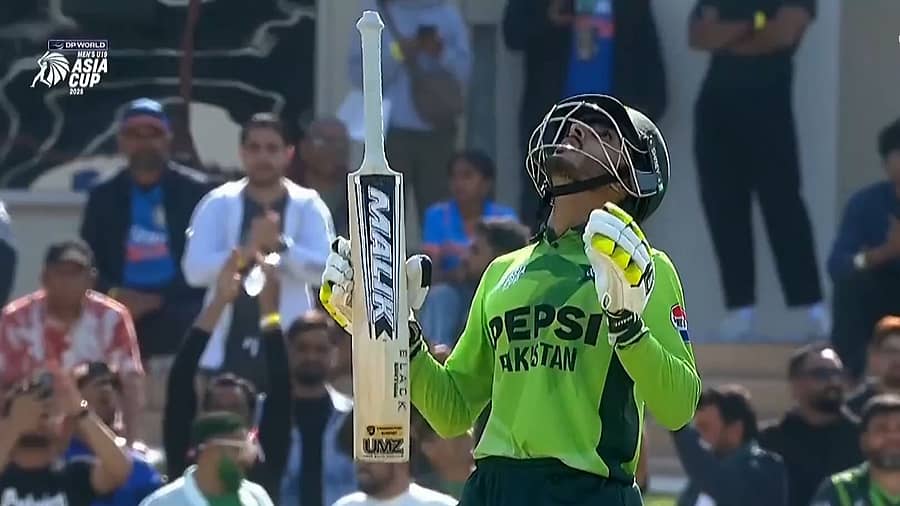 <div class="paragraphs"><p>ಶತಕ ಸಿಡಿಸಿದ ನಂತರ ಸಮೀರ್‌ ಮಿನ್ಹಾಸ್‌ ಸಂಭ್ರಮ</p></div>