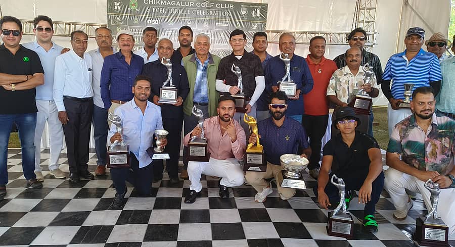 ಚಿಕ್ಕಮಗಳೂರು ಗಾಲ್ಫ್ ಕ್ಲಬ್ ಬೆಳ್ಳಿ ಮಹೋತ್ಸವದ ಅಂಗವಾಗಿ ಆಯೋಜಿಸಿದ್ದ ಪಂದ್ಯಾವಳಿಯಲ್ಲಿ ವಿಜೇತರಿಗೆ ಎ.ಬಿ.ಸುದರ್ಶನ್ ಮತ್ತು ಎ.ಬಿ. ರವಿಶಂಕರ್ ಬಹುಮಾನ ವಿತರಿಸಿದರು