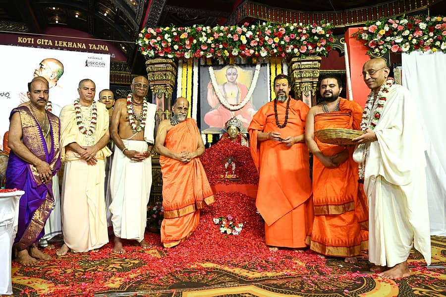 ಕಾರ್ಯಕ್ರಮದಲ್ಲಿ ಶ್ರೀಲ ಪ್ರಭುಪಾದರ ಮೂರ್ತಿಗೆ ಪುಚ್ಪಾರ್ಚನೆ ಮಾಡಲಾಯಿತು