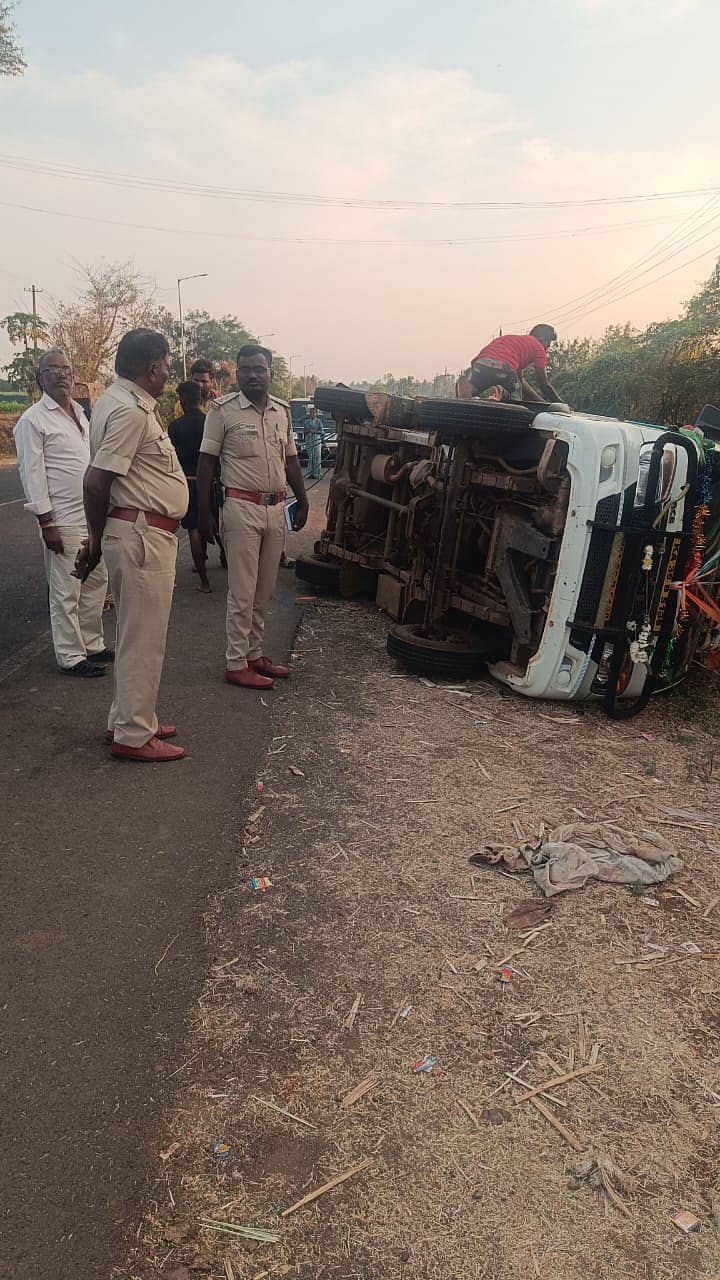ಬೈಲಹೊಂಗಲ ಸಮೀಪದ ಜಾಲಿಕೊಪ್ಪ ಗ್ರಾಮದ ಹತ್ತಿರ ರೈತರ ವಾಹನ ಪಲ್ಟಿಯಾಗಿರುವುದು