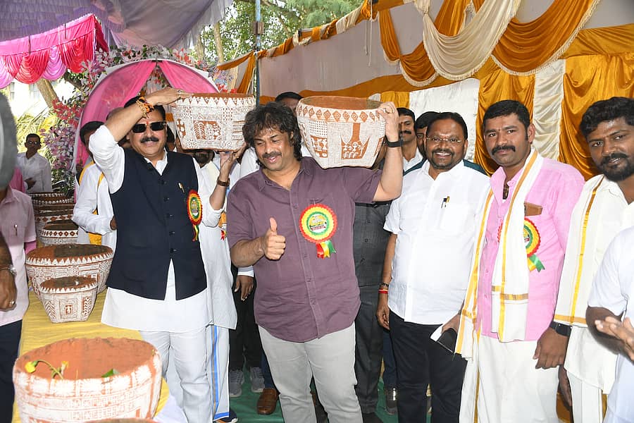 ದೀವರ ಸಾಂಸ್ಕೃತಿಕ ವೈಭವದ ಚಾಲನೆ ವೇಳೆ ಭೂಮಣ್ಣಿ ಬುಟ್ಟಿ ಹೊತ್ತ ಸಚಿವ ಮಧು ಬಂಗಾರಪ್ಪ, ಶಾಸಕ ಬೇಳೂರು ಗೋಪಾಲಕೃಷ್ಣ