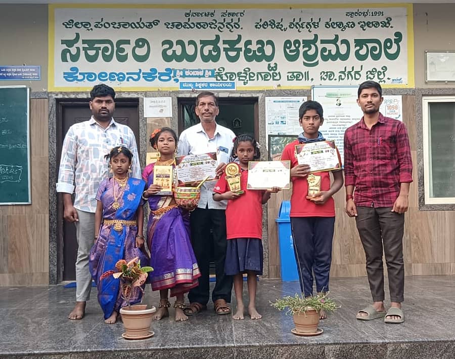 ಹನೂರುನಲ್ಲಿ ಈಚೆಗೆ ನಡೆದ ತಾಲ್ಲೂಕು ಮಟ್ಟದ ಪ್ರತಿಭಾ ಕಾರಂಜಿ ಸ್ಪರ್ಧೆಯಲ್ಲಿ ಕೋಣನಕೆರೆ ಬುಡಕಟ್ಟು ಆಶ್ರಮ ಶಾಲೆಯ ರಂಗೀಲಾ, ಮಹಾಲಕ್ಷಿ, ನಾಗೇಂದ್ರ ಬಹುಮಾನ ಪಡೆದಿದ್ದಾರೆ