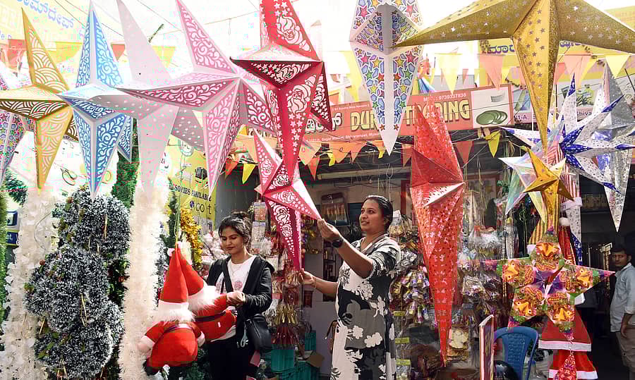 <div class="paragraphs"><p>ಮೈಸೂರಿನ ವಿನೋಬಾ ರಸ್ತೆಯ ಮನ್ನಾರ್ಸ್ ಮಾರುಕಟ್ಟೆಯಲ್ಲಿ ನಕ್ಷತ್ರ ಖರೀದಿಯಲ್ಲಿ ತೊಡಗಿದ್ದ ಗ್ರಾಹಕರು </p></div>