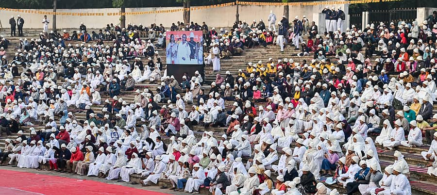 <div class="paragraphs"><p>ಮೈಸೂರಿನ ಮಾನಸಗಂಗೋತ್ರಿಯ ಬಯಲು ರಂಗಮಂದಿರದಲ್ಲಿ ಪ್ರಜಾಪಿತ ಬ್ರಹ್ಮಕುಮಾರಿ ಈಶ್ವರೀಯ ವಿಶ್ವವಿದ್ಯಾಲಯದಿಂದ ಭಾನುವಾರ ಆಯೋಜಿಸಿದ್ದ ವಿಶ್ವ ಧ್ಯಾನದ ದಿನದ ಕಾರ್ಯಕ್ರಮದಲ್ಲಿ ಸಾರ್ವಜನಿಕರು ಭಾಗವಹಿಸಿದ್ದರು</p></div>