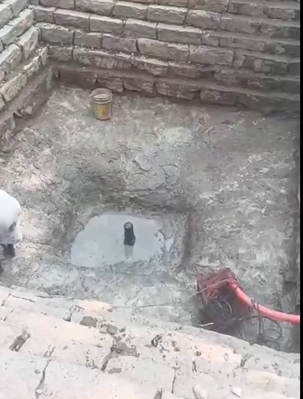 ದೇವನಹಳ್ಳಿ ಪಟ್ಟಣದ ಪುಟ್ಟಪ್ಪನಗುಡಿ ಬೀದಿಯಲ್ಲಿರುವ ಶ್ರೀ ಪೀತಾಂಬರ ಆಂಜನೇಯ ಸ್ವಾಮಿ ದೇವಾಲಯದ ಕಲ್ಯಾಣಿಯಲ್ಲಿ ಶಿವಲಿಂಗ ಪತ್ತೆಯಾಗಿರುವುದು