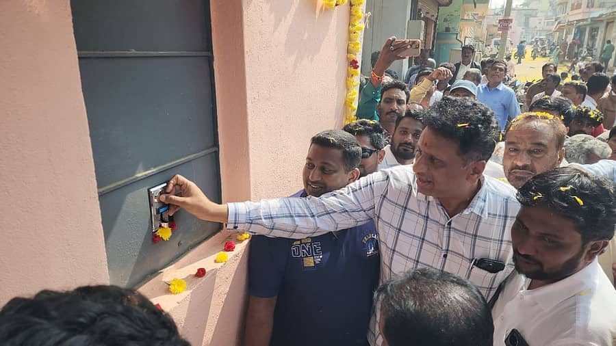 ಚಿಂತಾಮಣಿಯ ಪಟಾಲಮ್ಮ ದೇವಾಲಯದ ವೃತ್ತದಲ್ಲಿ ಭಾನುವಾರ ಶುದ್ಧ ಕುಡಿಯುವ ನೀರಿನ ಘಟಕವನ್ನು ಜಿಲ್ಲಾ ಉಸ್ತುವಾರಿ ಸಚಿವ ಡಾ.ಎಂ.ಸಿ.ಸುಧಾಕರ್ ಉದ್ಘಾಟಿಸಿದರು