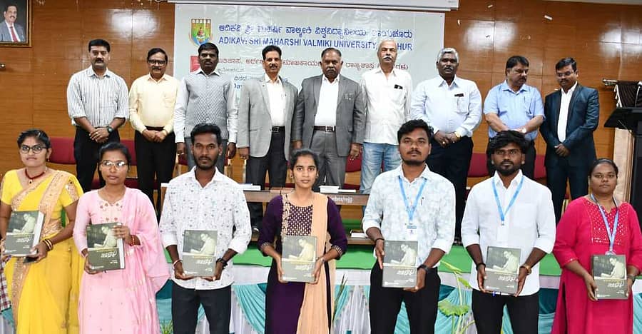 <div class="paragraphs"><p>ರಾಯಚೂರಿನ ಆದಿಕವಿ ಶ್ರೀ ಮಹರ್ಷಿ ವಾಲ್ಮೀಕಿ ವಿಶ್ವವಿದ್ಯಾಲಯದ ಸಭಾಂಗಣದಲ್ಲಿ ಇತಿಹಾಸ, ಅರ್ಥಶಾಸ್ತ್ರ, ಸಮಾಜಕಾರ್ಯ ಹಾಗೂ ರಾಜ್ಯಶಾಸ್ತ್ರ ವಿಭಾಗಗಳು ಆಯೋಜಿಸಿದ್ದ ‘ಸಮಕಾಲೀನ ಭಾರತ ಮತ್ತು ಡಾ.ಬಾಬಾಸಾಹೇಬ್ ಅಂಬೇಡ್ಕರ್ ಅವರ ಕೃತಿಗಳ ಅನುಸಂಧಾನ’ ಕುರಿತ ವಿಚಾರ ಸಂಕಿರಣದಲ್ಲಿ ವಿದ್ಯಾರ್ಥಿಗಳಿಗೆ ಅಂಬೇಡ್ಕರ್ ಕೃತಿಗಳನ್ನು ವಿತರಿಸಲಾಯಿತು</p></div>