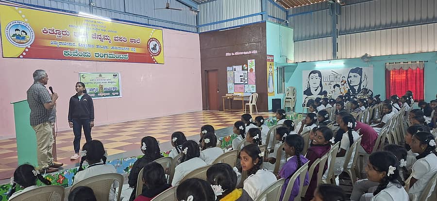 ಕೊಳ್ಳೇಗಾಲ ತಾಲ್ಲೂಕಿನ ತಿಮ್ಮರಾಜೀಪುರದ ಮೊರಾರ್ಜಿ ದೇಸಾಯಿ ವಸತಿ ಹಾಗೂ ಕಿತ್ತೂರು ರಾಣಿ ಚೆನ್ನಮ್ಮ ವಸತಿ ಶಾಲೆಯಲ್ಲಿ ಬಿಆರ್ಟಿ ಹುಲಿ ಸಂರಕ್ಷಿತ ಪ್ರದೇಶ, ಚಾಮರಾಜನಗರ ಕೊಳ್ಳೇಗಾಲ ವನ್ಯಜೀವಿ ವಲಯದಿಂದ ಆಯೋಜಿಸಿದ್ದ ಹಾವುಗಳ ಜಾಗೃತಿ ಕಾರ್ಯಕ್ರಮದಲ್ಲಿ ಸ್ನೇಕ್ ಮಹೇಶ್ ವಿದ್ಯಾರ್ಥಿಗಳೊಂದಿಗೆ ಸಂವಾದ ನಡೆಸಿದರು