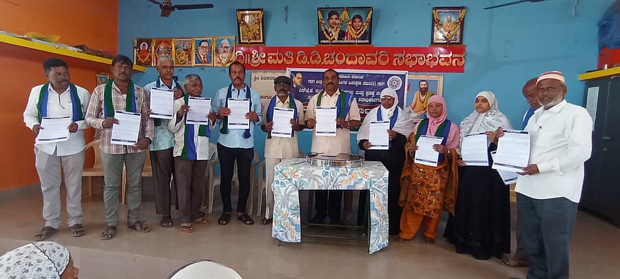 ಸ್ಲಂ ಜನಾಂದೋಲನ-ಕರ್ನಾಟಕ ಮತ್ತು ಗದಗ ಜಿಲ್ಲಾ ಸ್ಲಂ ಸಮಿತಿಯ ಆಶ್ರಯದಲ್ಲಿ ನಗರದ ಗಂಗಿಮಡಿಯಲ್ಲಿರುವ ಸಮುದಾಯ ಭವನದಲ್ಲಿ ಸ್ಲಂ ಜನರ ಸಂಘಟನೆ, ಬಲವರ್ಧನೆ ಕುರಿತು ಕಾರ್ಯಕ್ರಮ ನಡೆಯಿತು