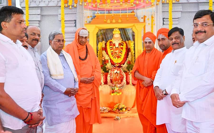 <div class="paragraphs"><p>ಮಳವಳ್ಳಿಯಲ್ಲಿ ಭಾನುವಾರ ನಡೆದ ಸುತ್ತೂರು ಮಠದ ಶಿವರಾತ್ರೀಶ್ವರ ಶಿವಯೋಗಿಗಳ 1066ನೇ ಜಯಂತಿ ಮಹೋತ್ಸವದ ಸಮಾರೋಪ ಸಮಾರಂಭದಲ್ಲಿ ಪಾಲ್ಗೊಂಡಿದ್ದ ಮುಖ್ಯಮಂತ್ರಿ ಸಿದ್ದರಾಮಯ್ಯ ಅವರು ಶ್ರೀಗಳ ಮೂರ್ತಿಗೆ ಪುಷ್ಪ ನಮನ ಸಲ್ಲಿಸಿದರು. </p></div>