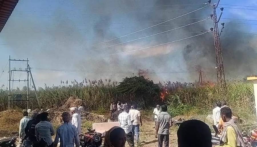 ಮೂಡಲಗಿಯ ಪಟ್ಟಣದ ಹೊರವಲಯದ ನೇಮಗೌಡರ ತೋಟದಲ್ಲಿ ಕಬ್ಬಿನ ಬೆಳೆಗೆ ಬೆಂಕಿ ತಗಲಿರುವುದು.