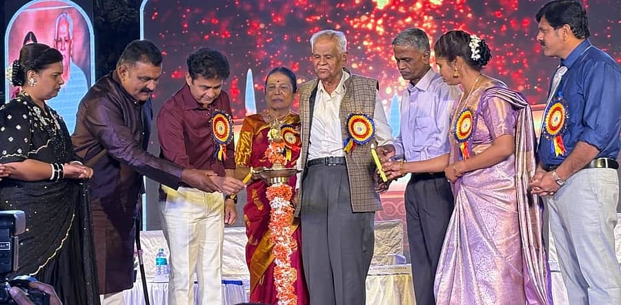 ಹಿರಿಯೂರಿನ ಗಂಗಾ ಸಮೂಹ ವಿದ್ಯಾಸಂಸ್ಥೆಯಲ್ಲಿ ಶನಿವಾರ ಹಮ್ಮಿಕೊಂಡಿದ್ದ 20ನೇ ವಾರ್ಷಿಕೋತ್ಸವದ ಸಮಾರೋಪ ಸಮಾರಂಭವನ್ನು ಚಿತ್ರನಟ ಶರಣ್ ಉದ್ಘಾಟಿಸಿದರು