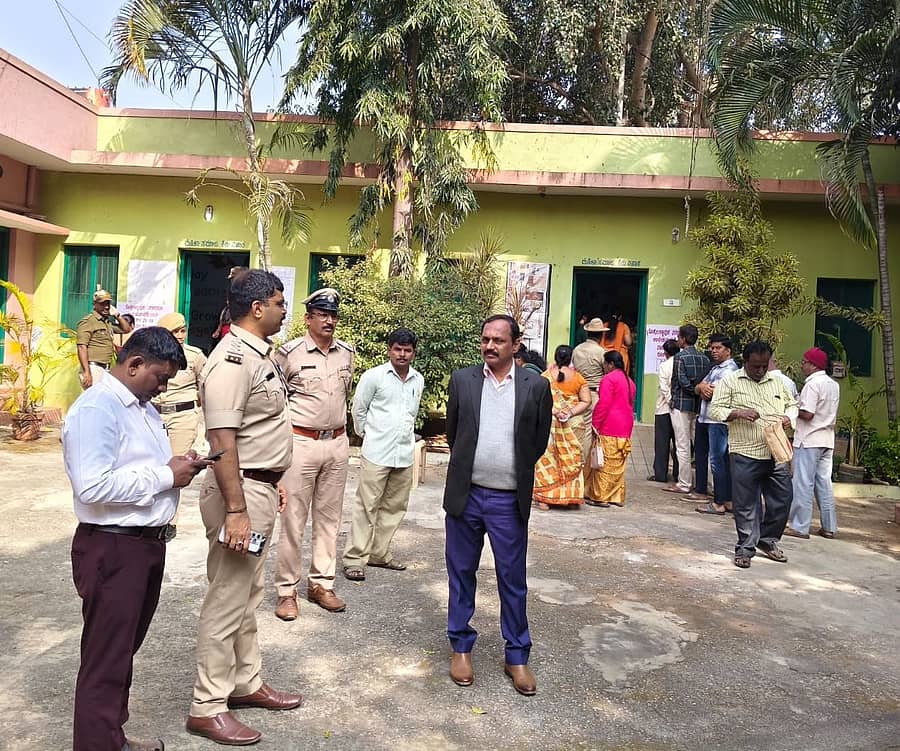 ದೊಡ್ಡಬಳ್ಳಾಪುರ ನಗರಸಭೆಯ ಉಪಚುನಾವಣೆಯ ವಾರ್ಡ್ ಸಂಖ್ಯೆ 21ರ ಮಹಿಳಾ ಸಮಾಜದಲ್ಲಿನ ಮತಗಟ್ಟೆಗೆ ಜಿಲ್ಲಾಧಿಕಾರಿ ಎ.ಬಿ.ಬಸವರಾಜು, ತಹಶೀಲ್ದಾರ್ ಡಾ.ಮಲ್ಲಪ್ಪ ಕೆ.ಯರಗೋಳ ಭೇಟಿ ನೀಡಿ ಪರಿಶೀಲಿಸಿದರು